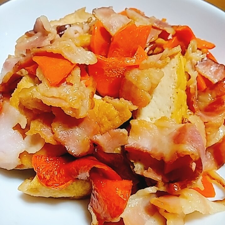 厚揚げ ベーコン にんじんの煮物